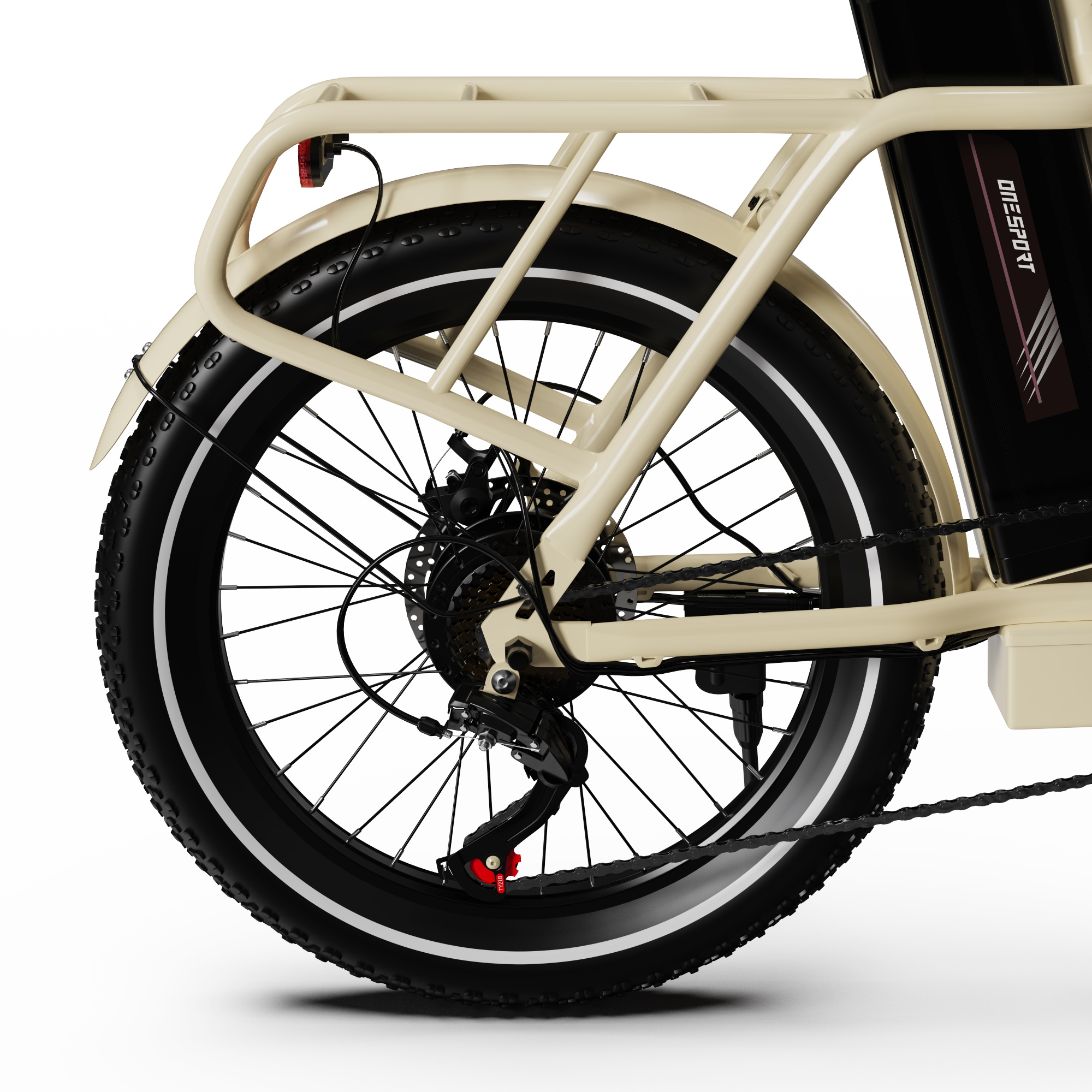 Primer plano de la rueda trasera de una bicicleta eléctrica color crema con neumático ancho, portaequipajes y cadena.
