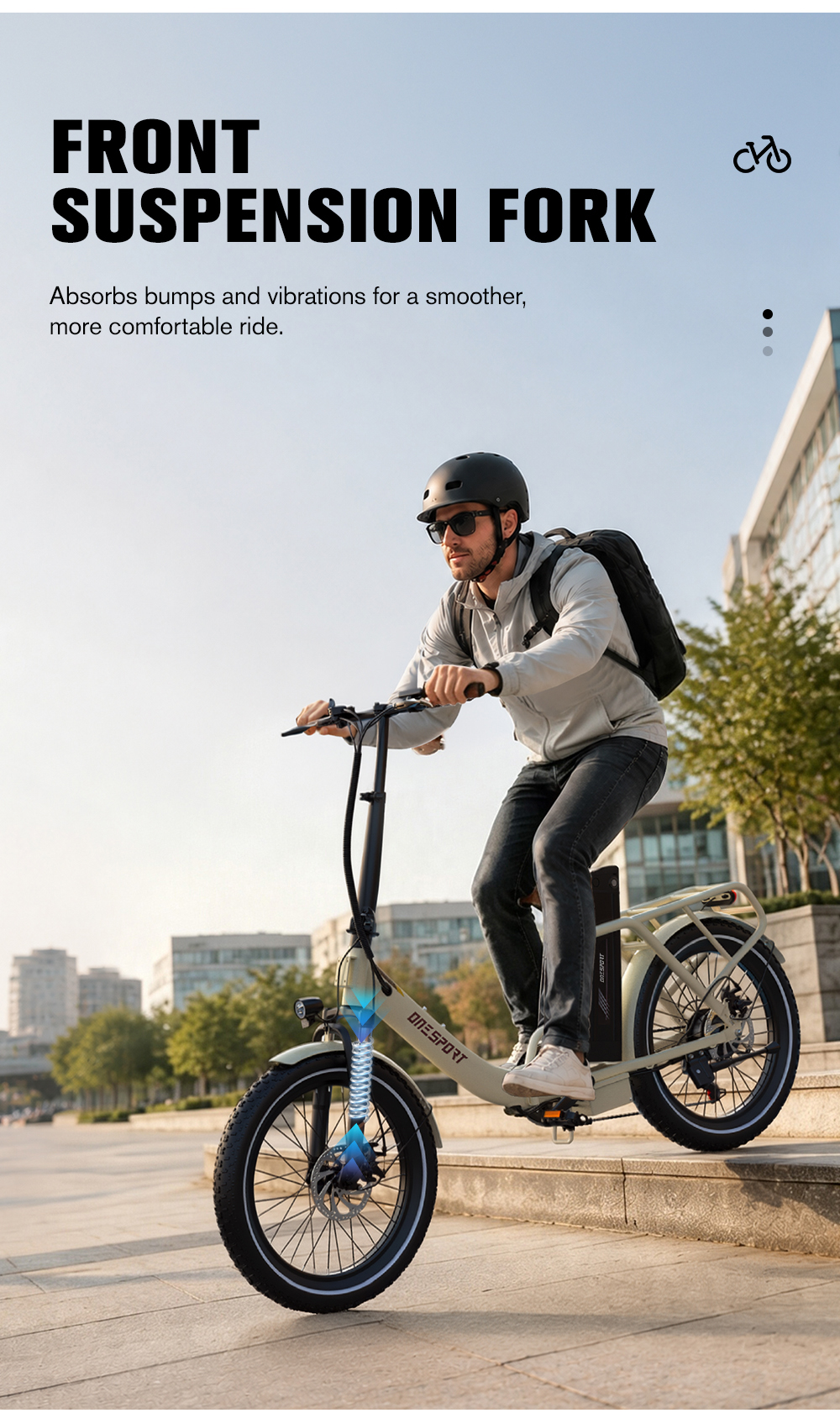 Un hombre con casco y mochila monta en bicicleta eléctrica por escalones urbanos.