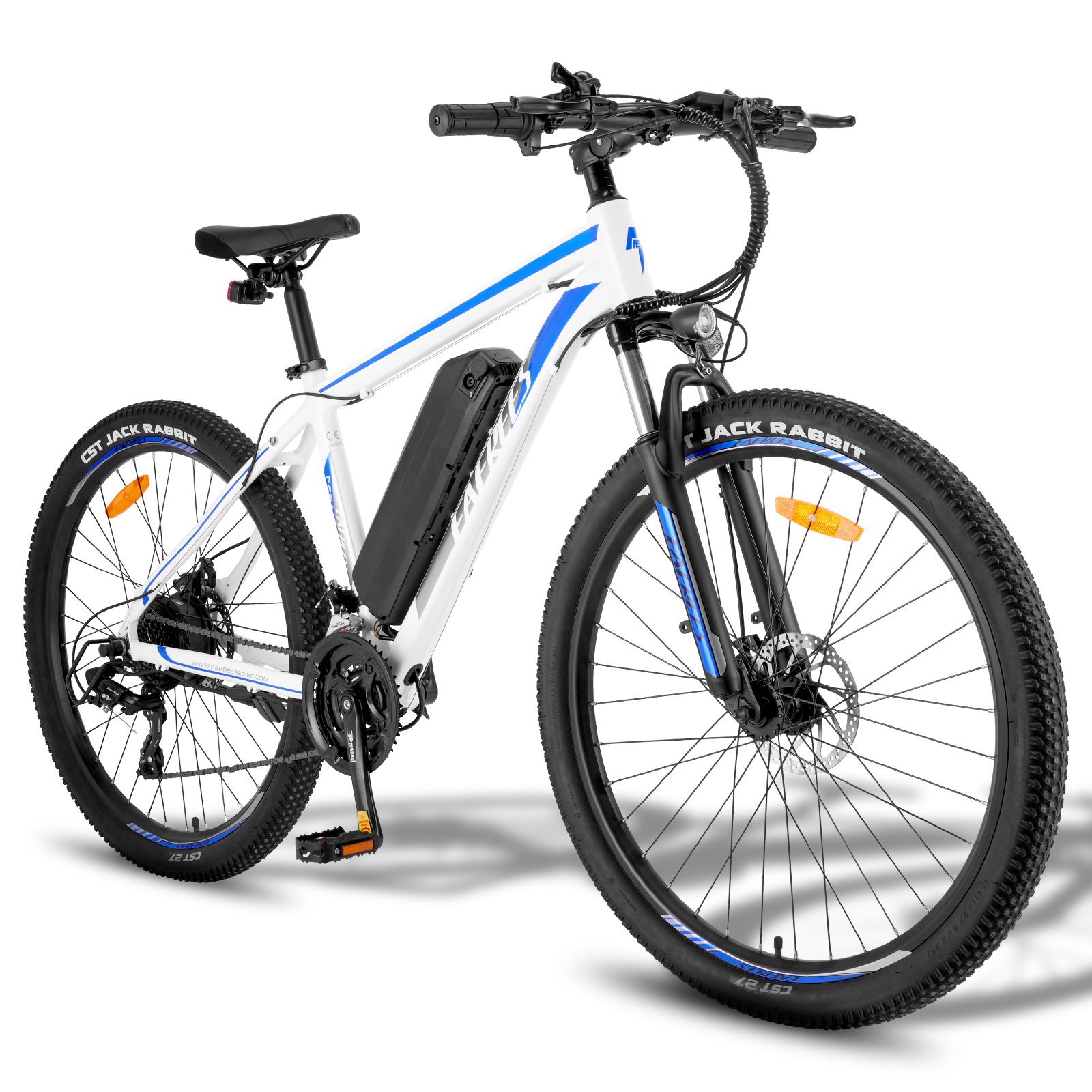 Una bicicleta de montaña eléctrica blanca y azul con batería en el cuadro sobre fondo blanco.