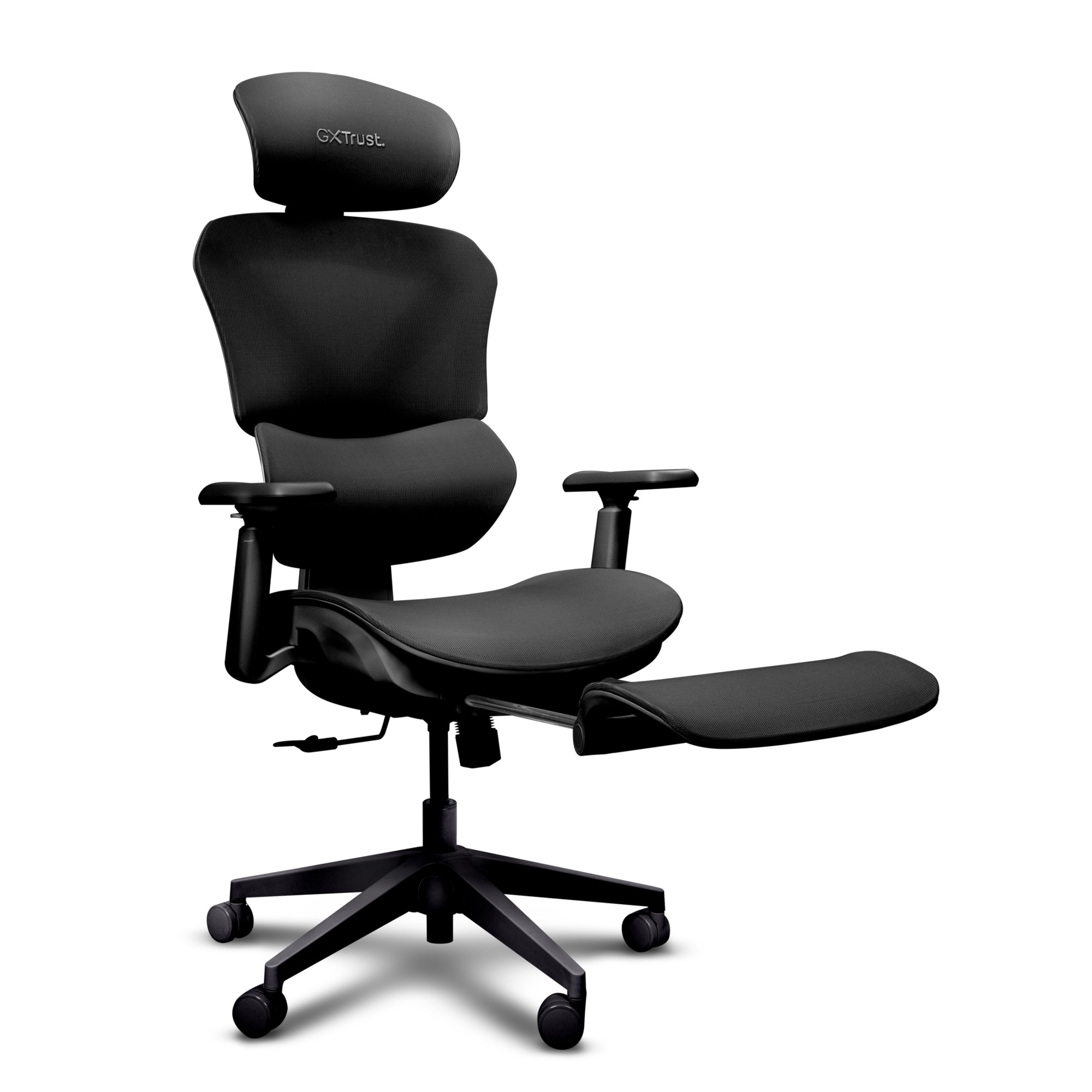 Una sedia da ufficio ergonomica nera con poggiatesta e poggiapiedi esteso su sfondo bianco.