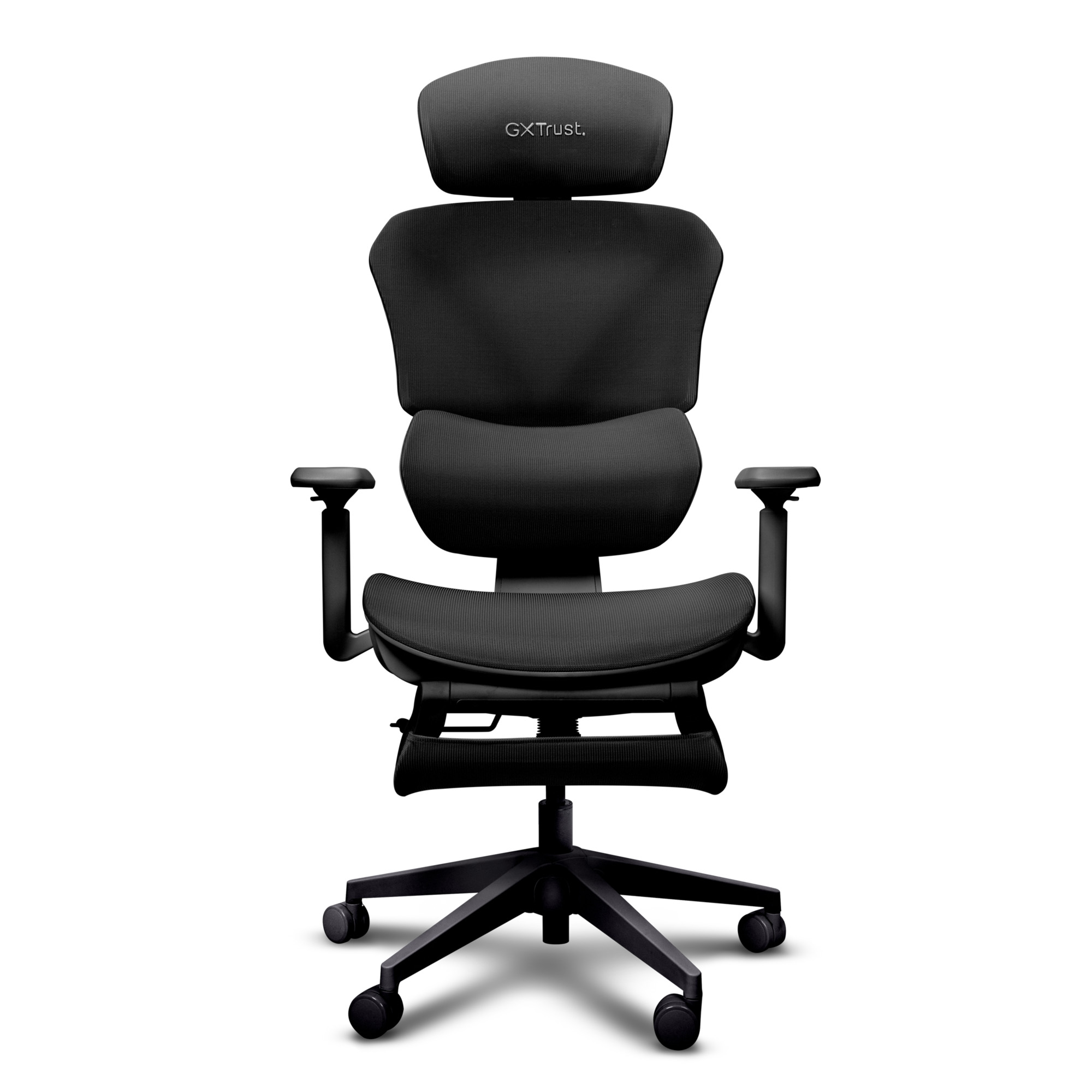 Una sedia da ufficio ergonomica nera con poggiatesta e rotelle su sfondo bianco.