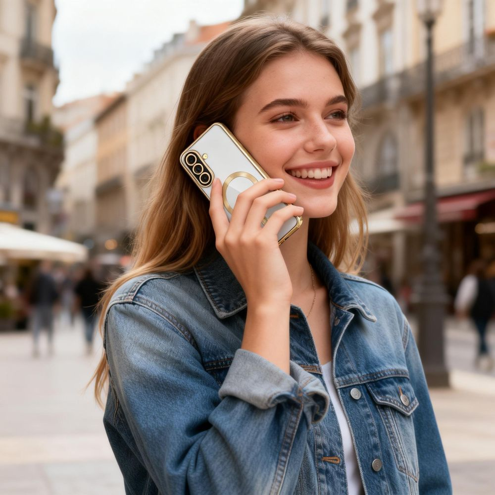 Lächelt blonde Frau in Jeansjacke, die draußen auf einer Stadtstraße telefoniert.
