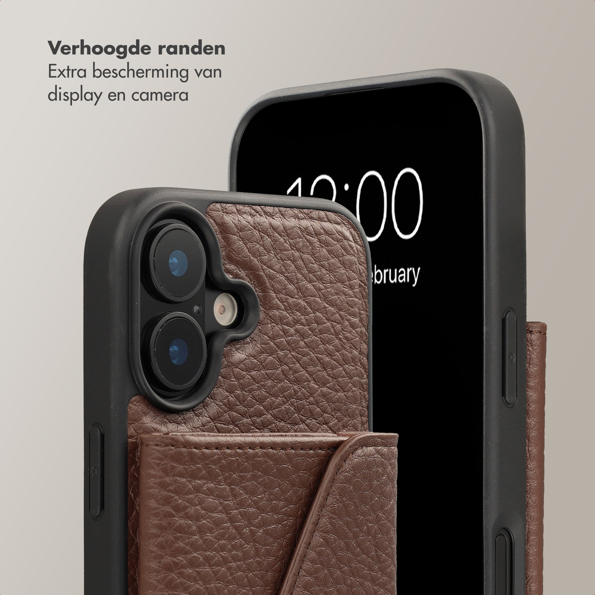 Brown leather smartphone case with card holder and camera cutouts against a grey background with Dutch text.