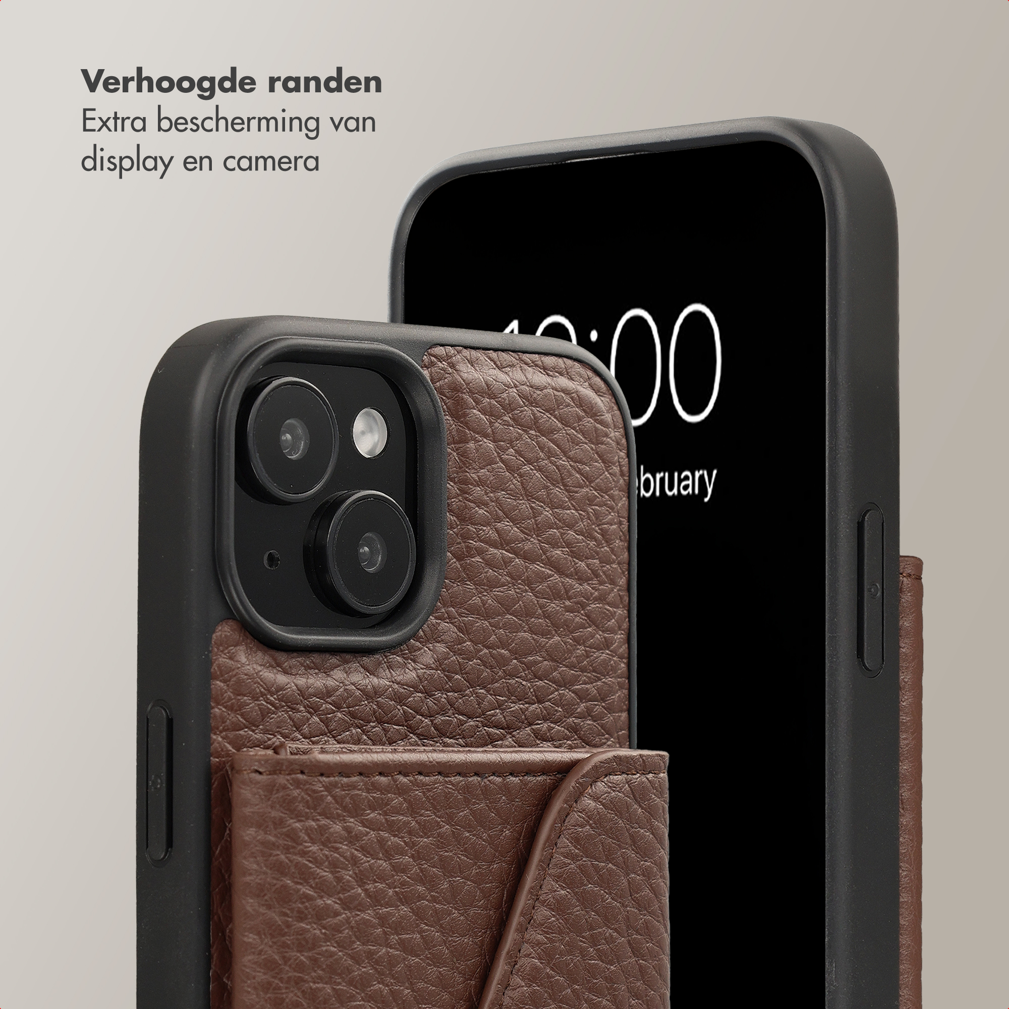 Bruine leren telefoonhoes met kaarthouder op de achterkant en rechtopstaande smartphone.