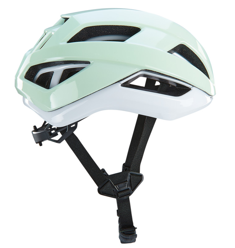 Ein mintgrüner und weißer Fahrradhelm mit schwarzen Riemen auf weißem Hintergrund.