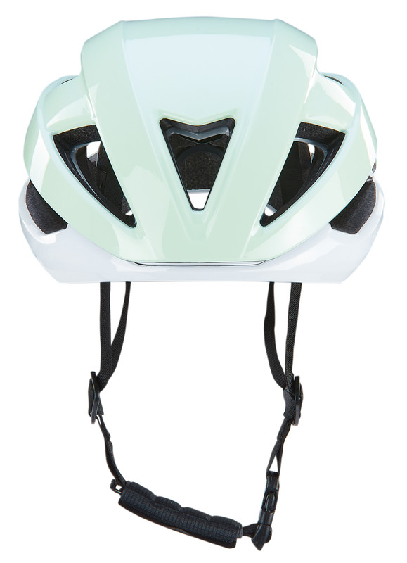 Ein hellgrüner und weißer Fahrradhelm mit Belüftungslöchern und schwarzen Kinnriemen vor weißem Hintergrund.