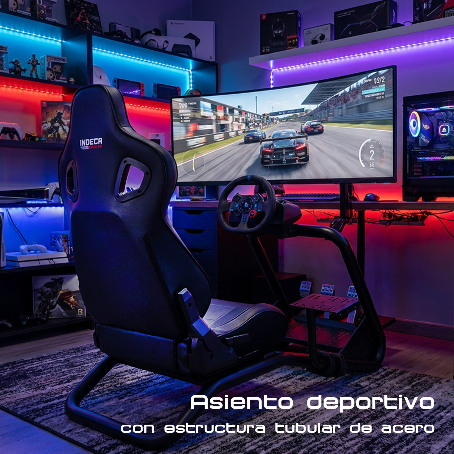 Un setup de juego con asiento de carreras, gran monitor curvo con juego de carreras, volante y luces LED azules y rojas.