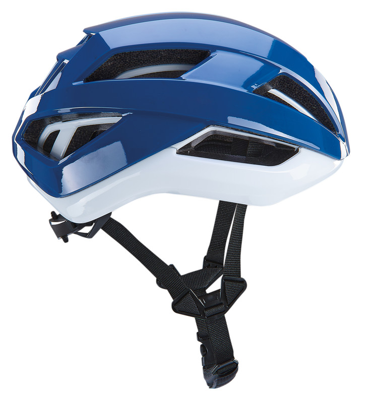 Ein blau-weißer Fahrradhelm mit schwarzen Riemen vor weißem Hintergrund.