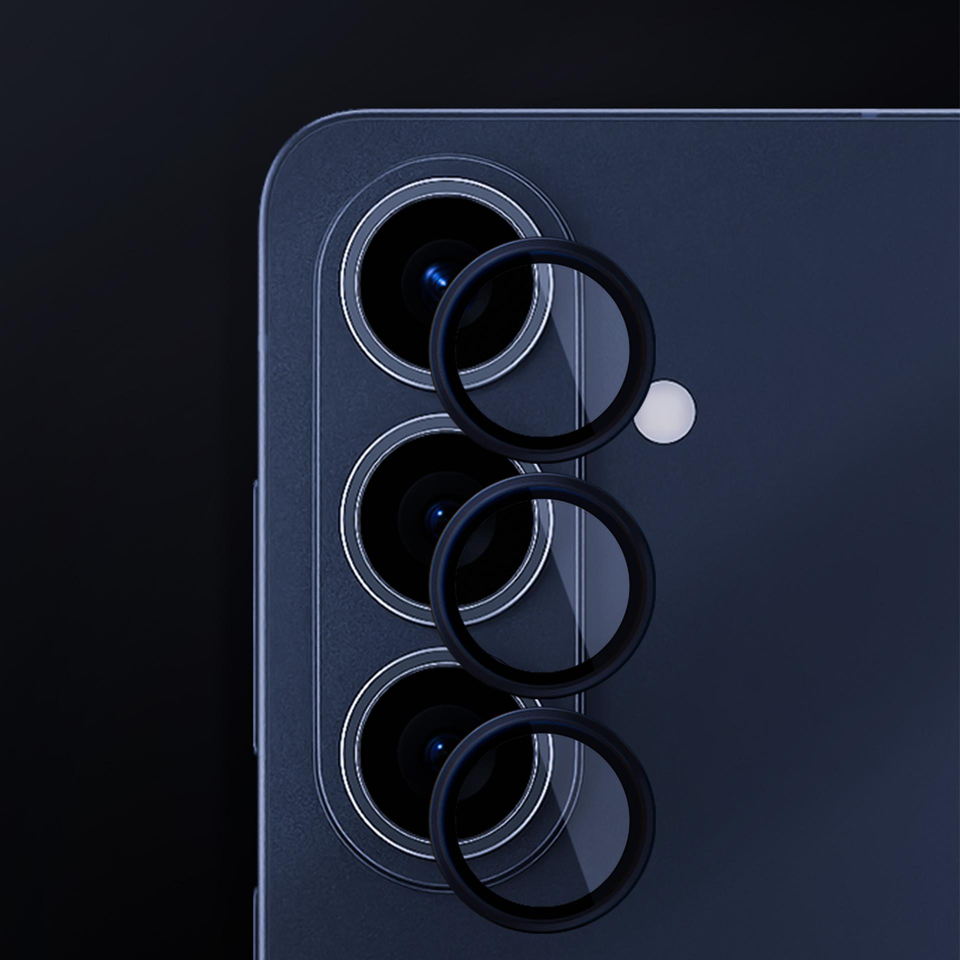 Primo piano della tripla fotocamera di uno smartphone blu con anelli protettivi.