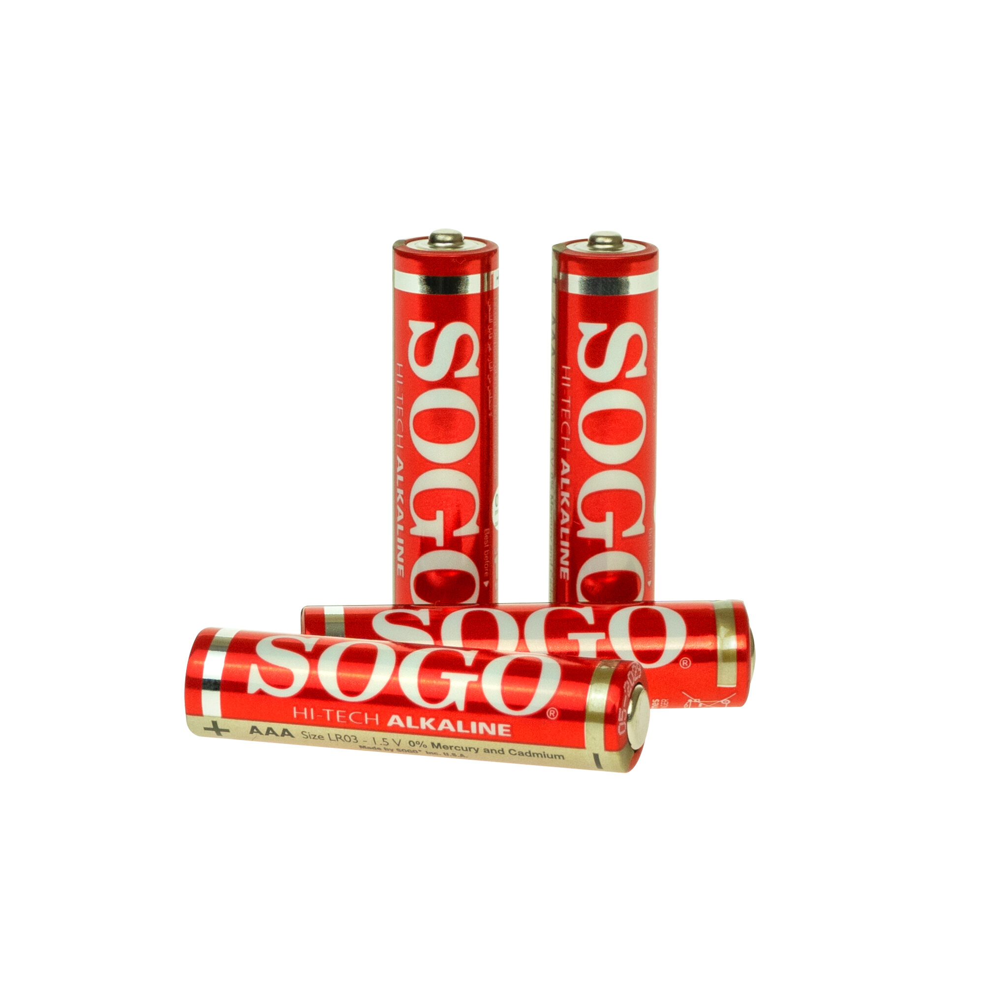 Quattro batterie alcaline AAA Sogo rosse in piedi e sdraiate su fondo bianco.