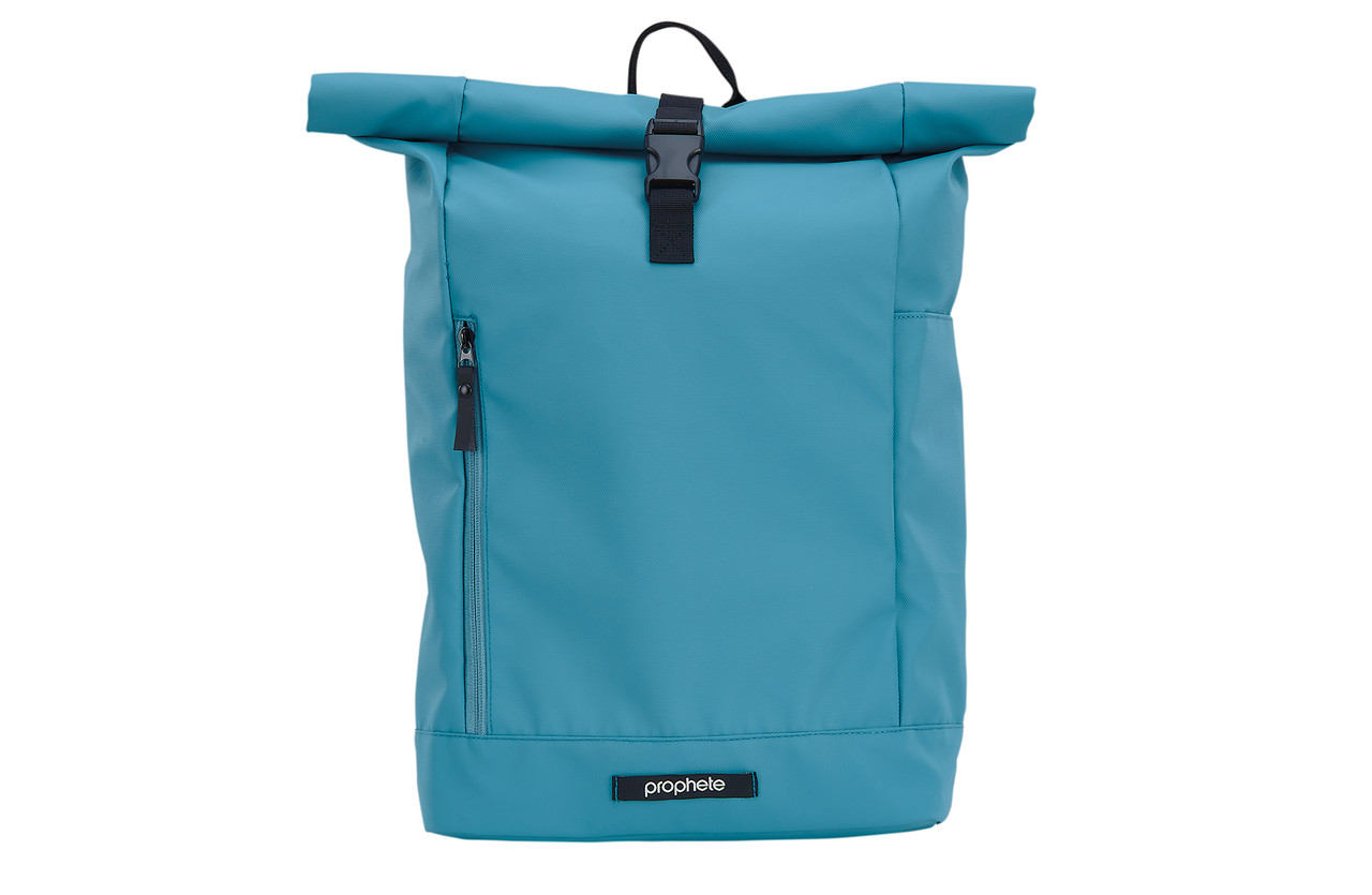 Ein blauer Rolltop-Rucksack mit einer Schnalle und einer Reißverschlusstasche vorne.