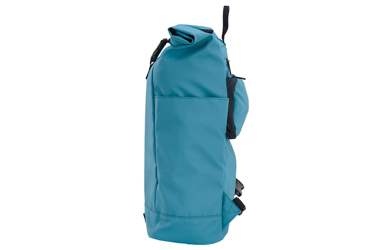 Ein blauer, wasserdichter Rucksack mit Rolltop-Verschluss und einer kleinen Seitentasche vor weißem Hintergrund.