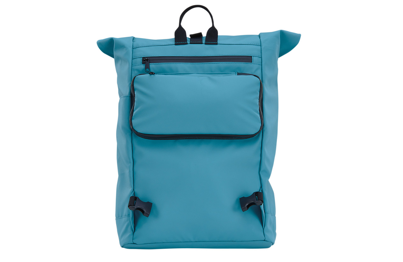 Ein blauer Rolltop-Rucksack mit Reißverschlusstasche vorne und schwarzen Schnallen auf weißem Hintergrund.