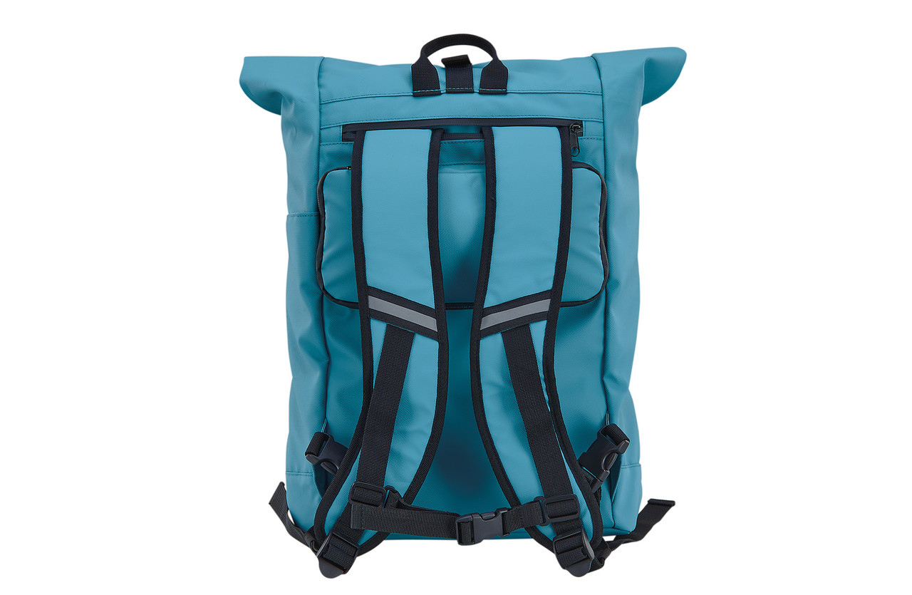 Türkisfarbener Rucksack von hinten, mit schwarzen Schulterriemen, Reißverschluss und Schnallen auf weißem Hintergrund.