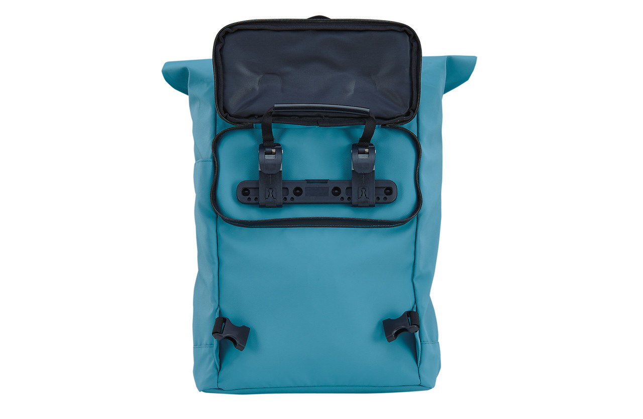 Türkisfarbener Rucksack mit schwarzen Verschlüssen und Öffnung vorne, isoliert auf weiß.