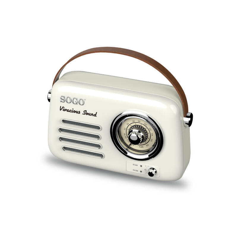 Una radio retro color crema con manico marrone, griglie per altoparlanti e quadrante rotondo su sfondo bianco.