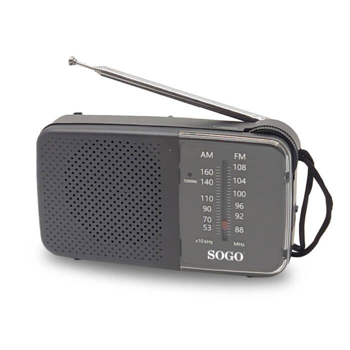 Una piccola radio AM/FM SOGO grigia con antenna estensibile e cordino su sfondo bianco.