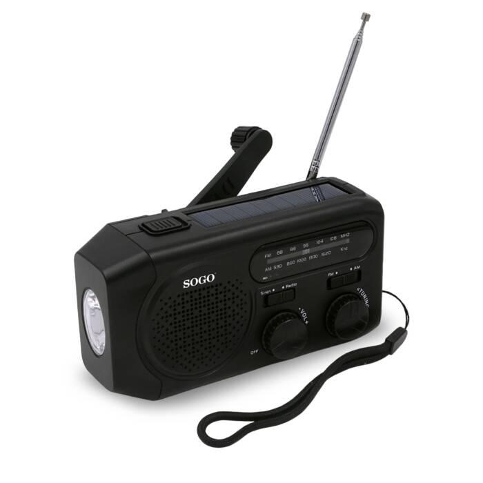 Radio di emergenza nera con pannello solare, manovella, antenna e torcia integrata su sfondo bianco.