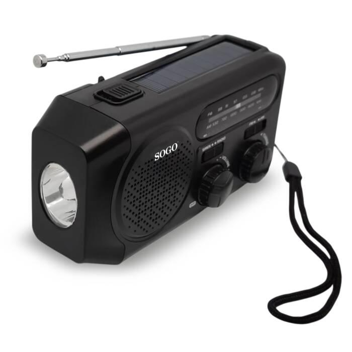 Una radio d'emergenza nera con torcia integrata, pannello solare, antenna e cordino.