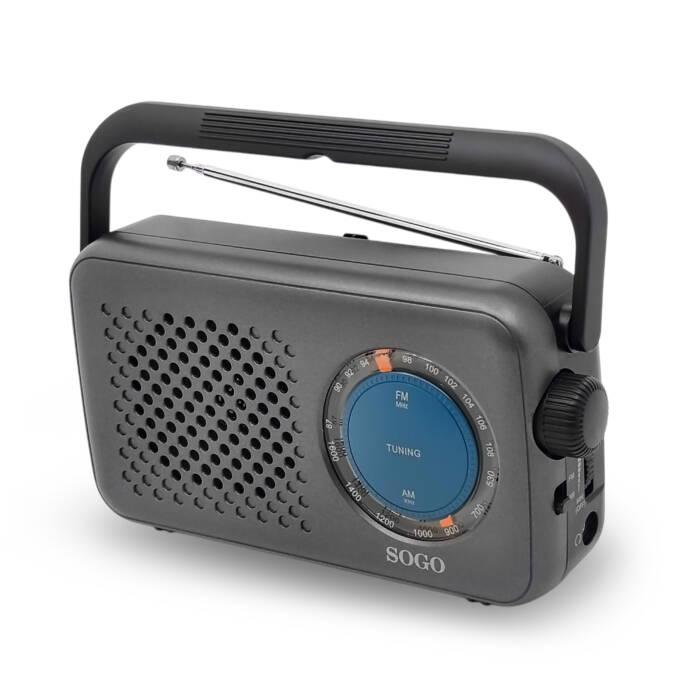 Una radio grigia Sogo con maniglia nera, quadrante circolare e antenna estensibile su sfondo bianco.