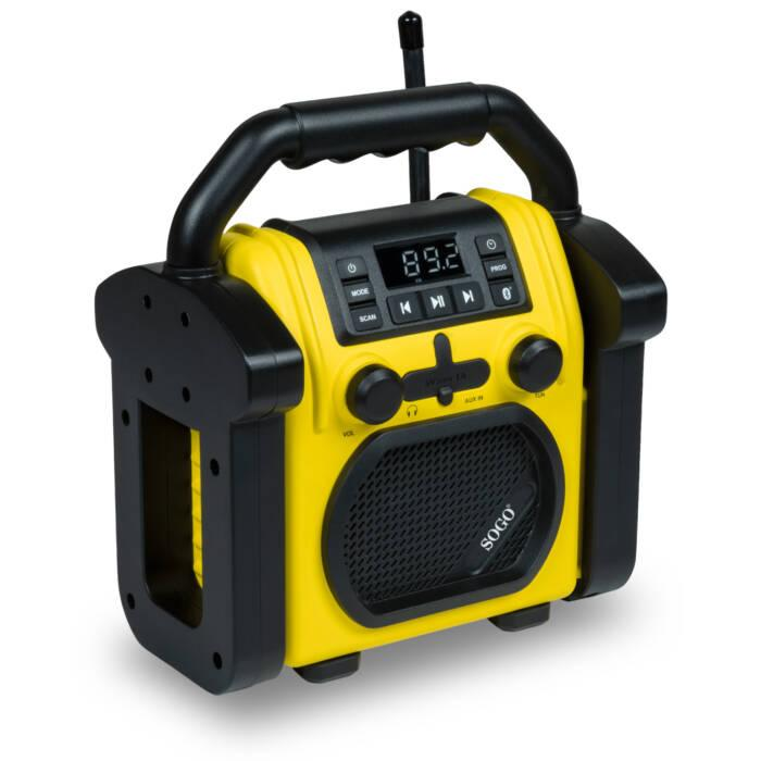 Radio da cantiere gialla e nera con display digitale, antenna e maniglia su sfondo bianco.