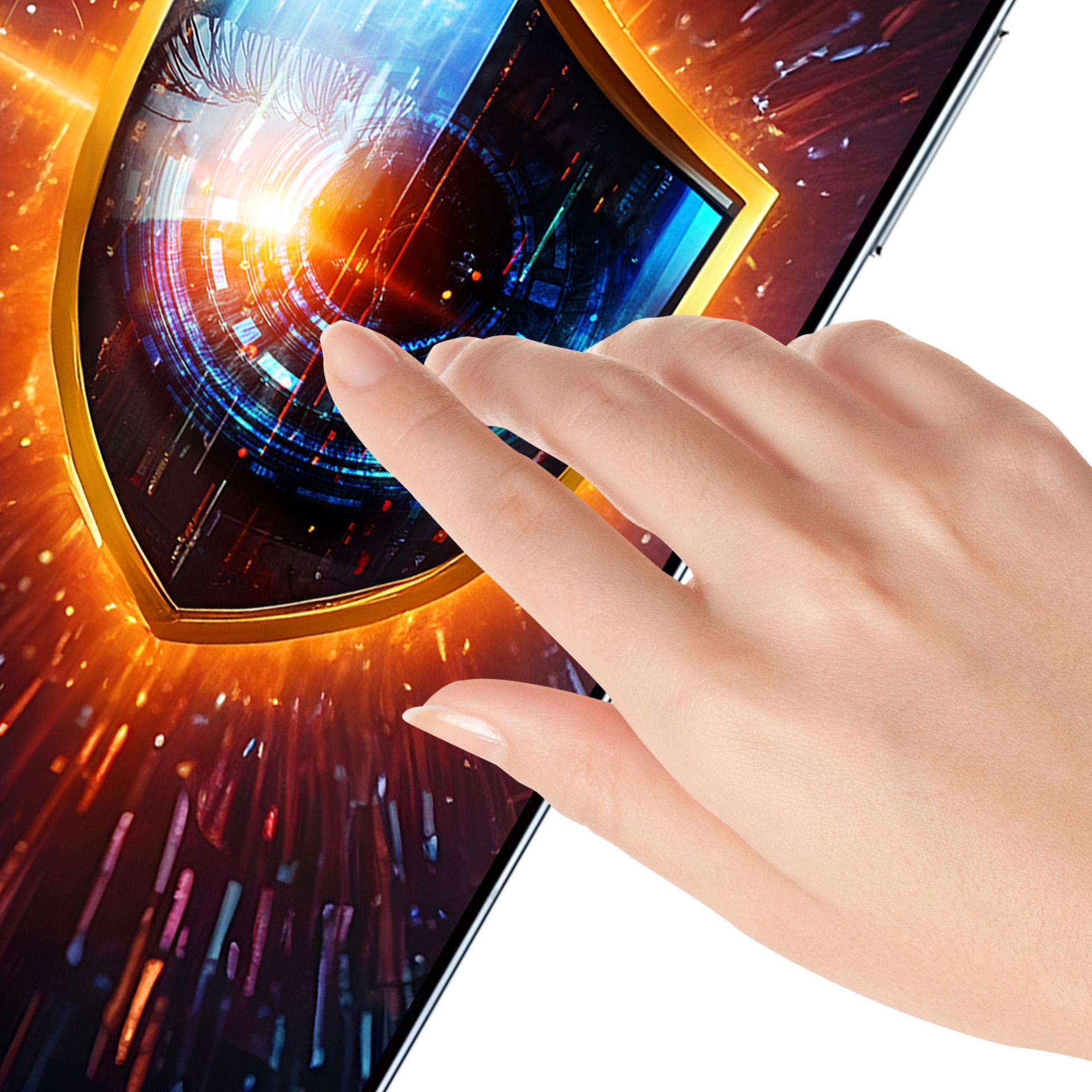 Una mano tocca lo schermo di uno smartphone che mostra uno scudo digitale luminoso e grafiche tecnologiche arancioni.