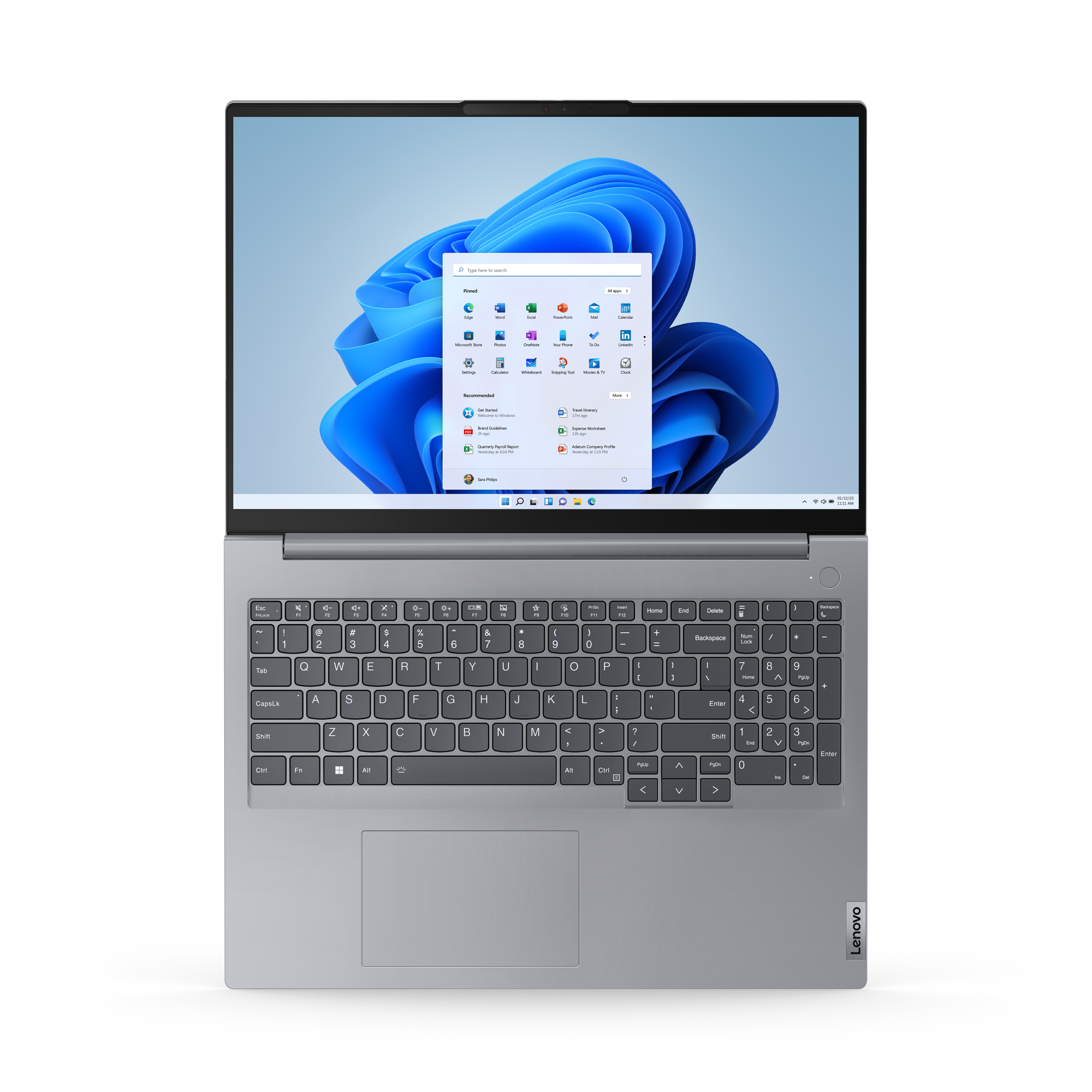 Een grijze Lenovo-laptop met het Windows 11-startmenu op de blauwe achtergrond.