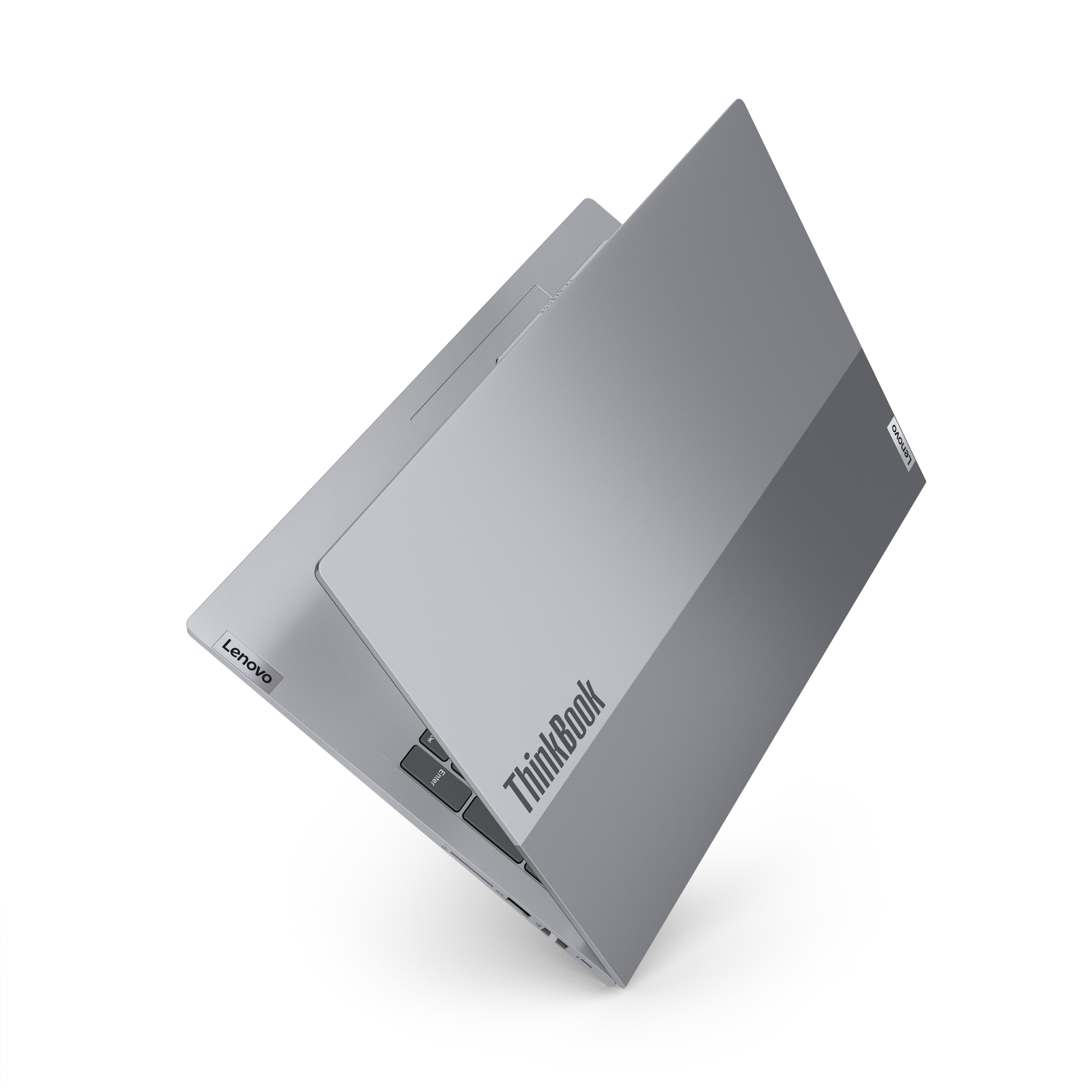 Een zilveren Lenovo ThinkBook-laptop die verticaal op een witte achtergrond staat, met zijn tweekleurige deksel.