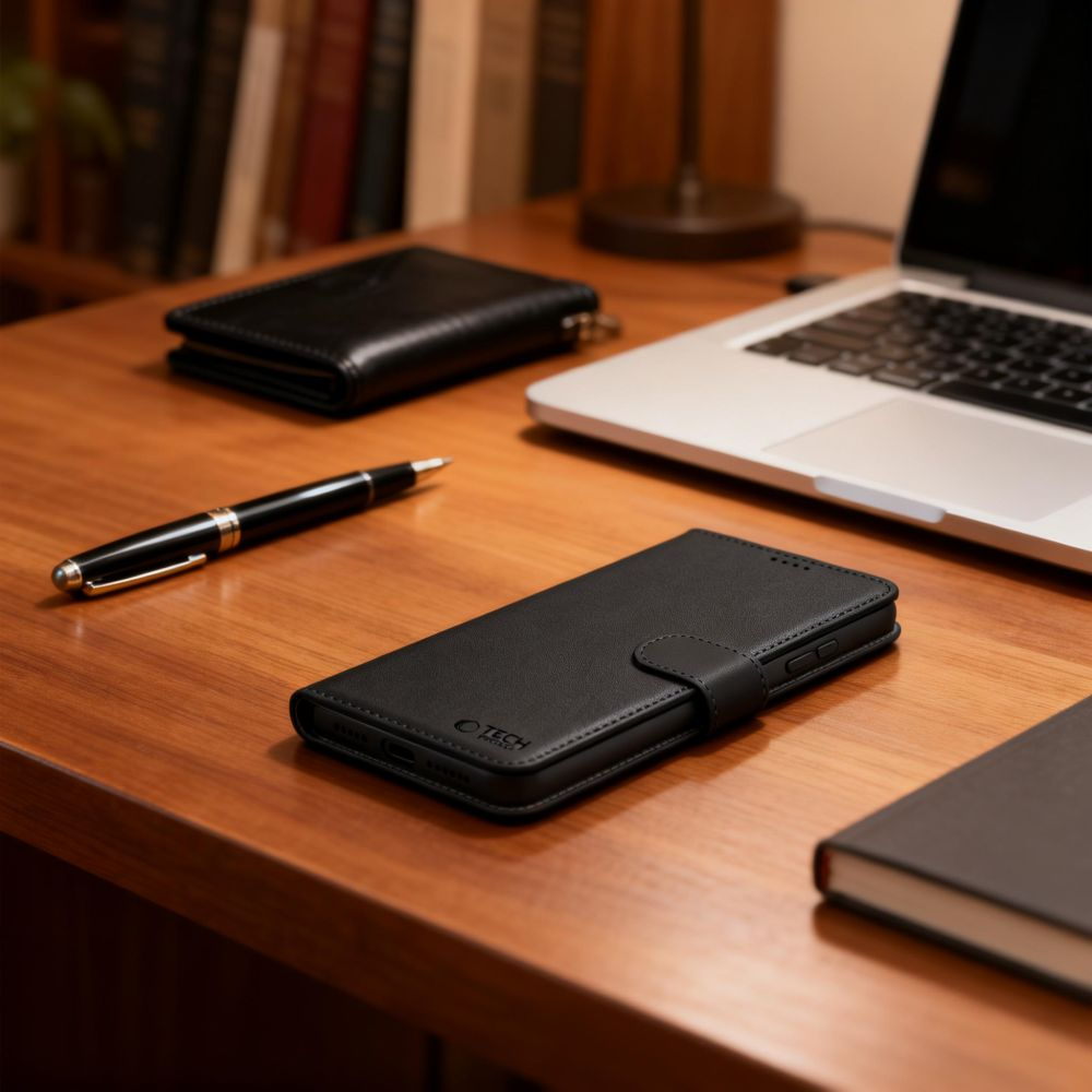 Ein hölzerner Schreibtisch mit Laptop, Stift, Notizbuch und einer schwarzen Handytasche.