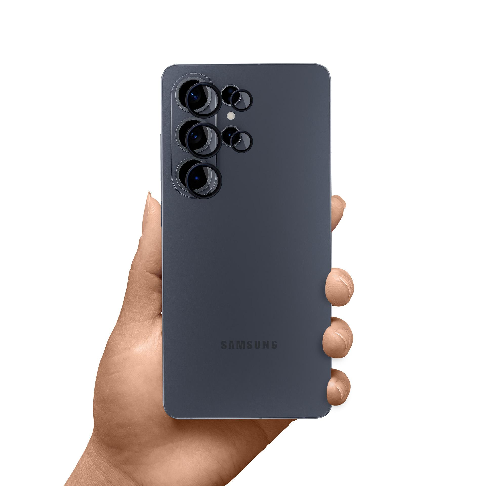 Una mano sostiene un smartphone Samsung gris con múltiples cámaras en la parte trasera.
