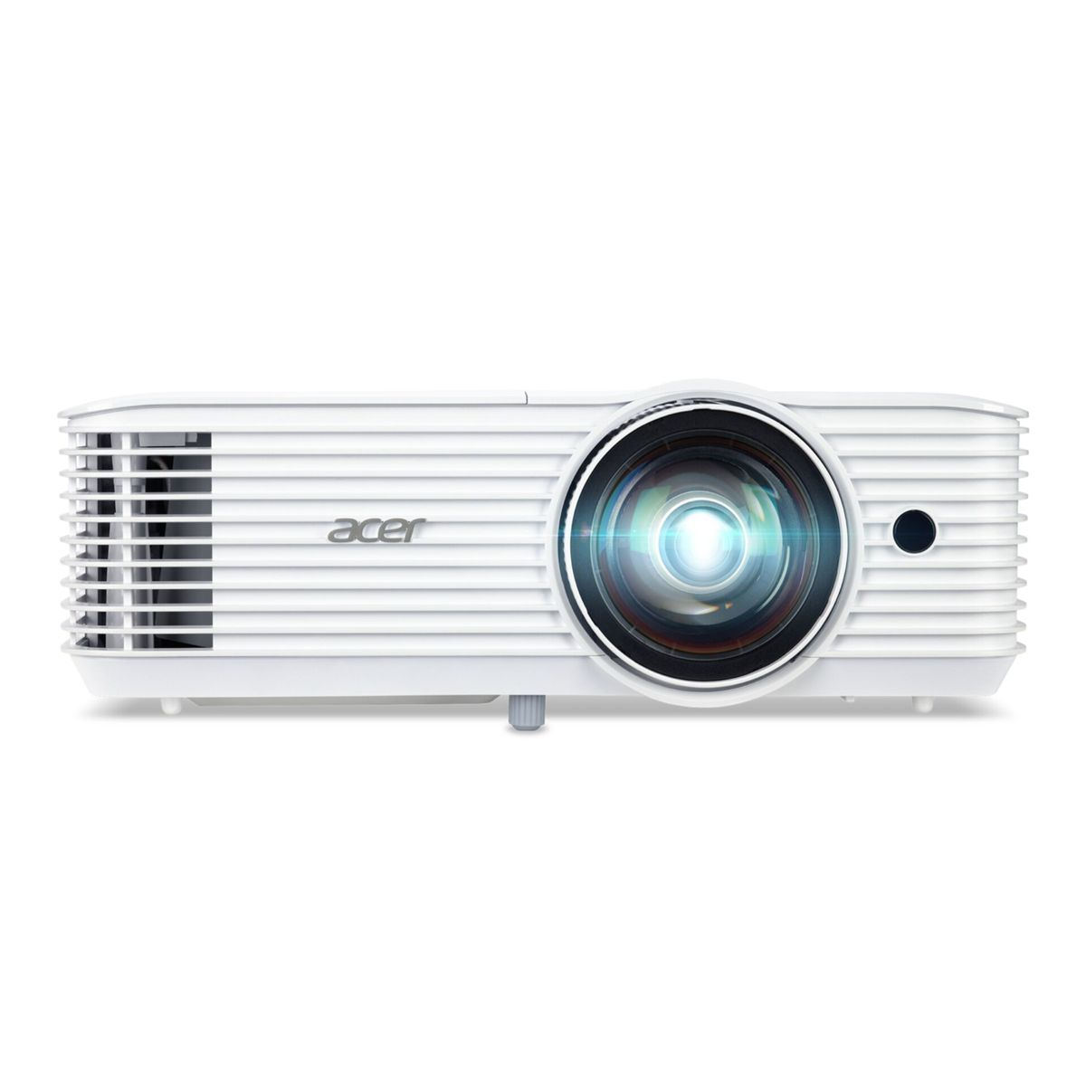 Un proiettore Acer bianco con obiettivo illuminato, griglie di ventilazione e logo del marchio sul davanti su sfondo bianco.