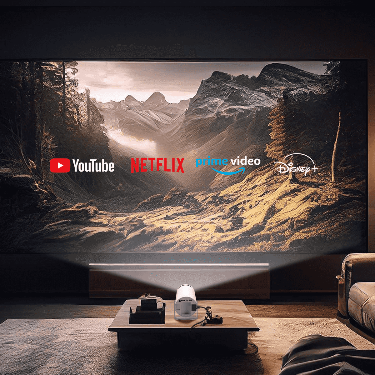 Ein Projektor auf einem Couchtisch wirft ein Berglandschaftsbild mit Streaming-Logos an die Wand.