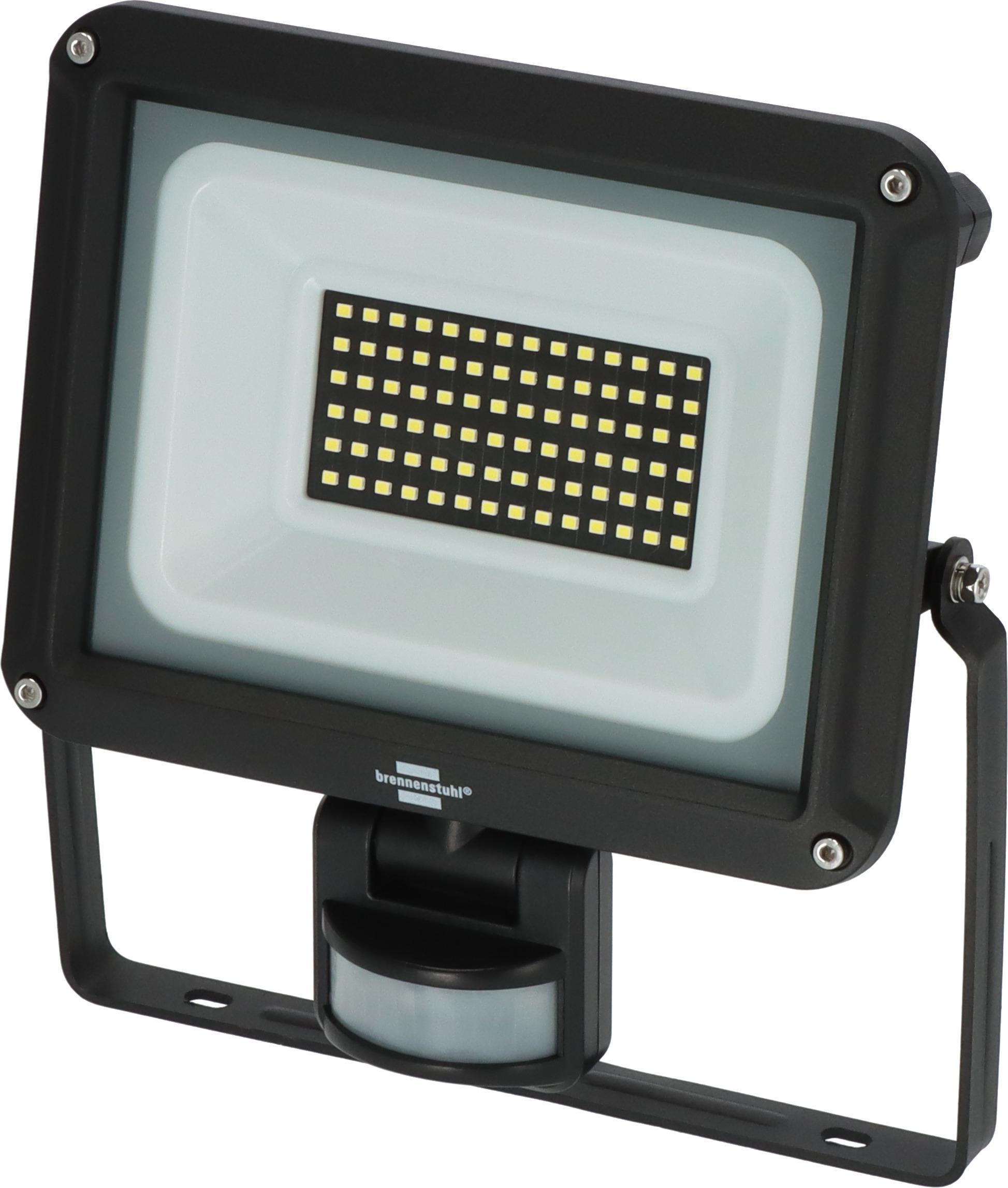 Un faro LED nero con sensore di movimento e staffa su sfondo bianco.