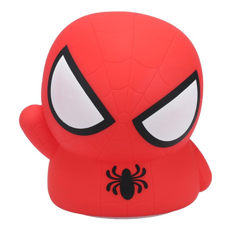 Un juguete antiestrés rojo de Spider-Man con grandes ojos blancos, líneas de telaraña y un emblema de araña negra.