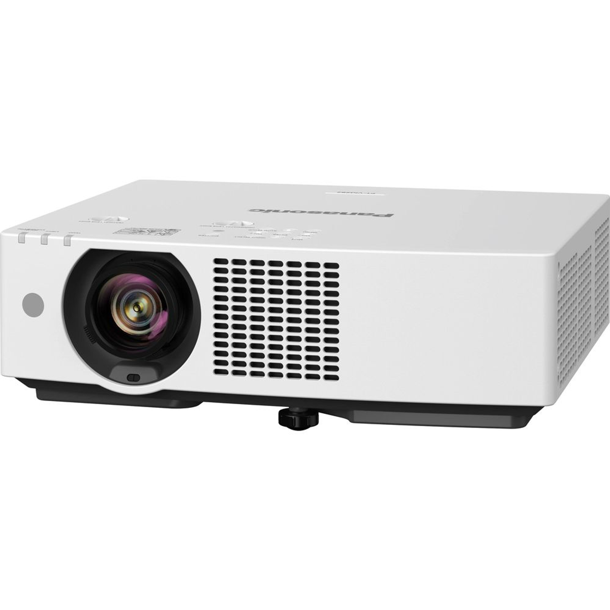 Un proiettore Panasonic bianco con lente nera e griglia di ventilazione su una superficie bianca con sfondo bianco.