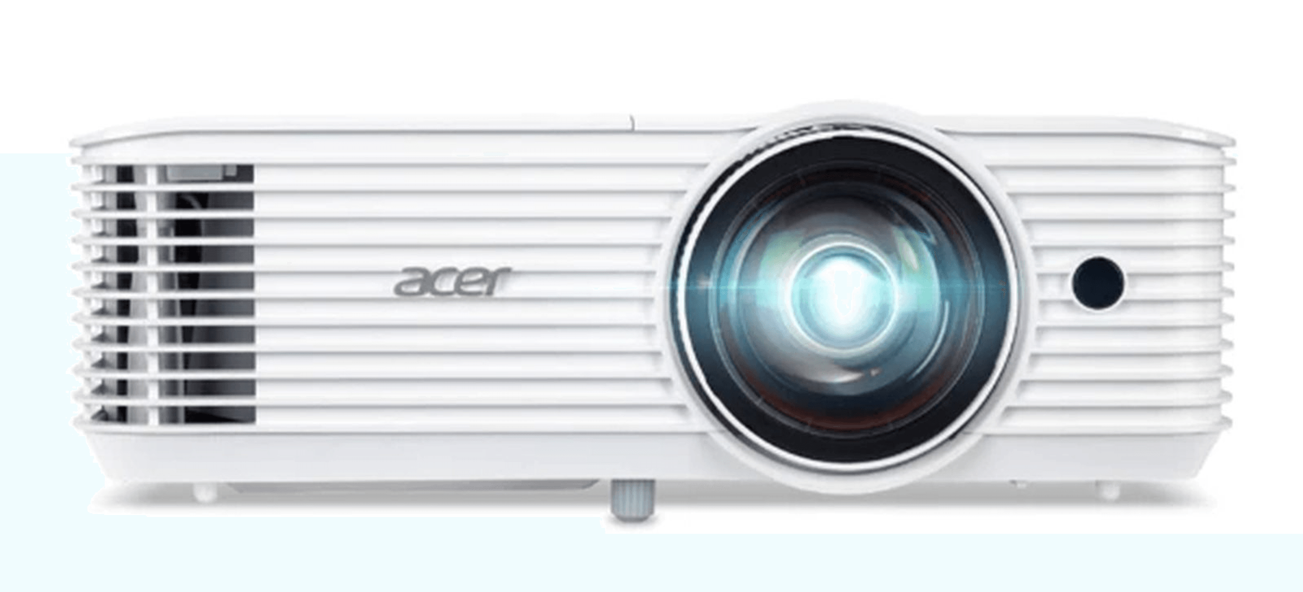 Ein weißer Acer-Projektor mit großer Linse und gestreiftem Gehäuse vor weißem Hintergrund.