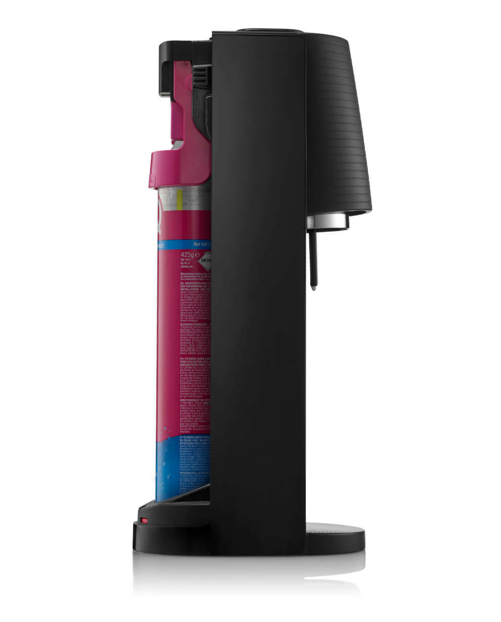 Ein schwarzer Wassersprudler mit offenem Rückteil, der einen rosa-blauen CO2-Zylinder vor weißem Hintergrund zeigt.