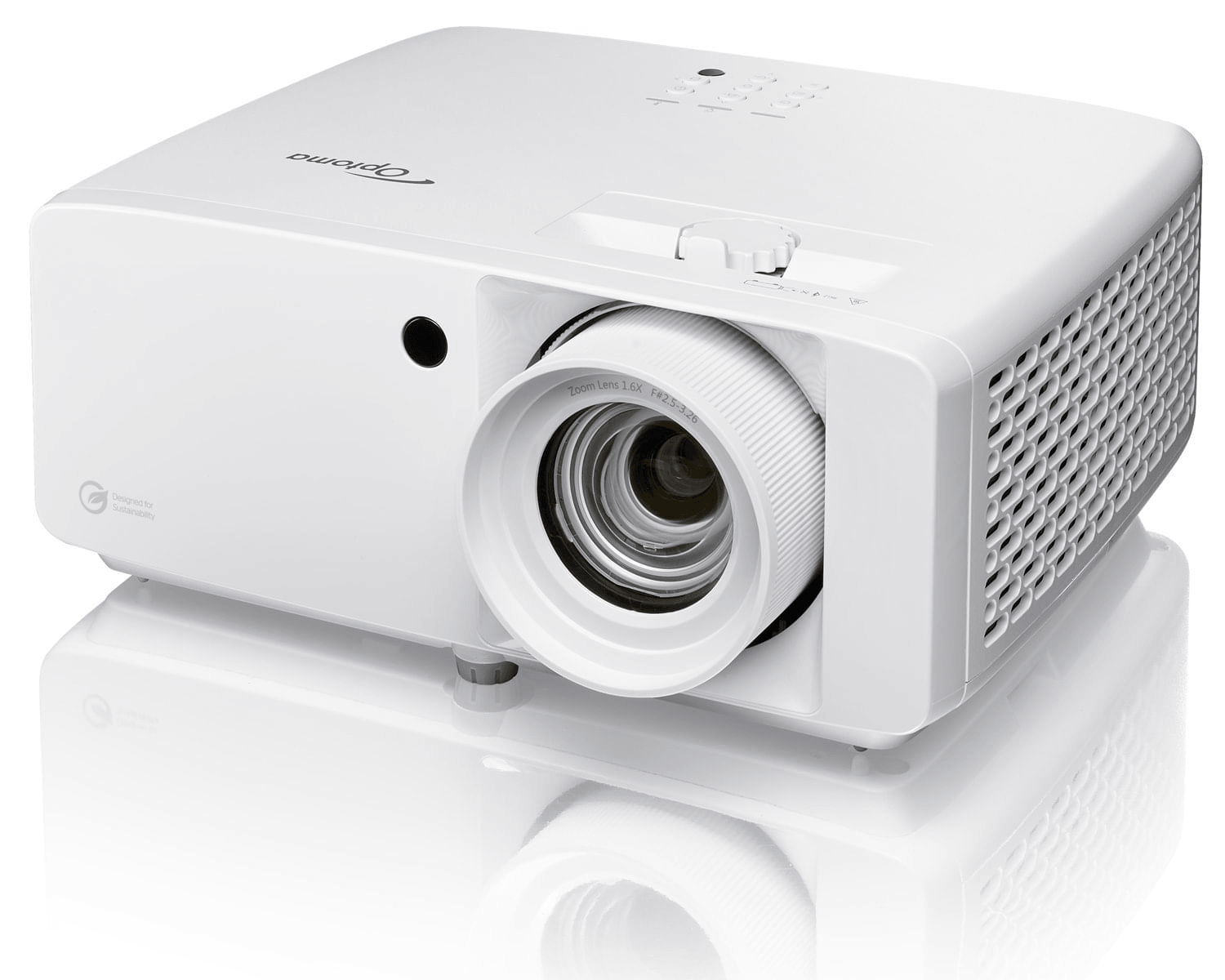 Ein weißer Optoma-Projektor mit prominenter Linse steht auf einer reflektierenden weißen Oberfläche.