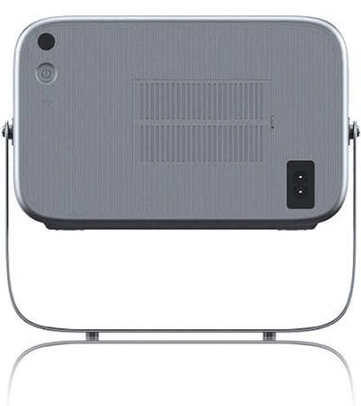 Rückansicht eines grauen elektronischen Geräts mit Ein-Aus-Taste, Lüftungsschlitzen und Ständer auf weißem Hintergrund.
