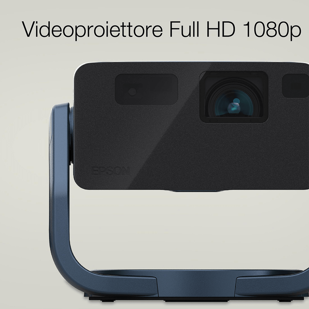 Un videoproiettore Epson Full HD 1080p nero montato su supporto blu su sfondo chiaro.