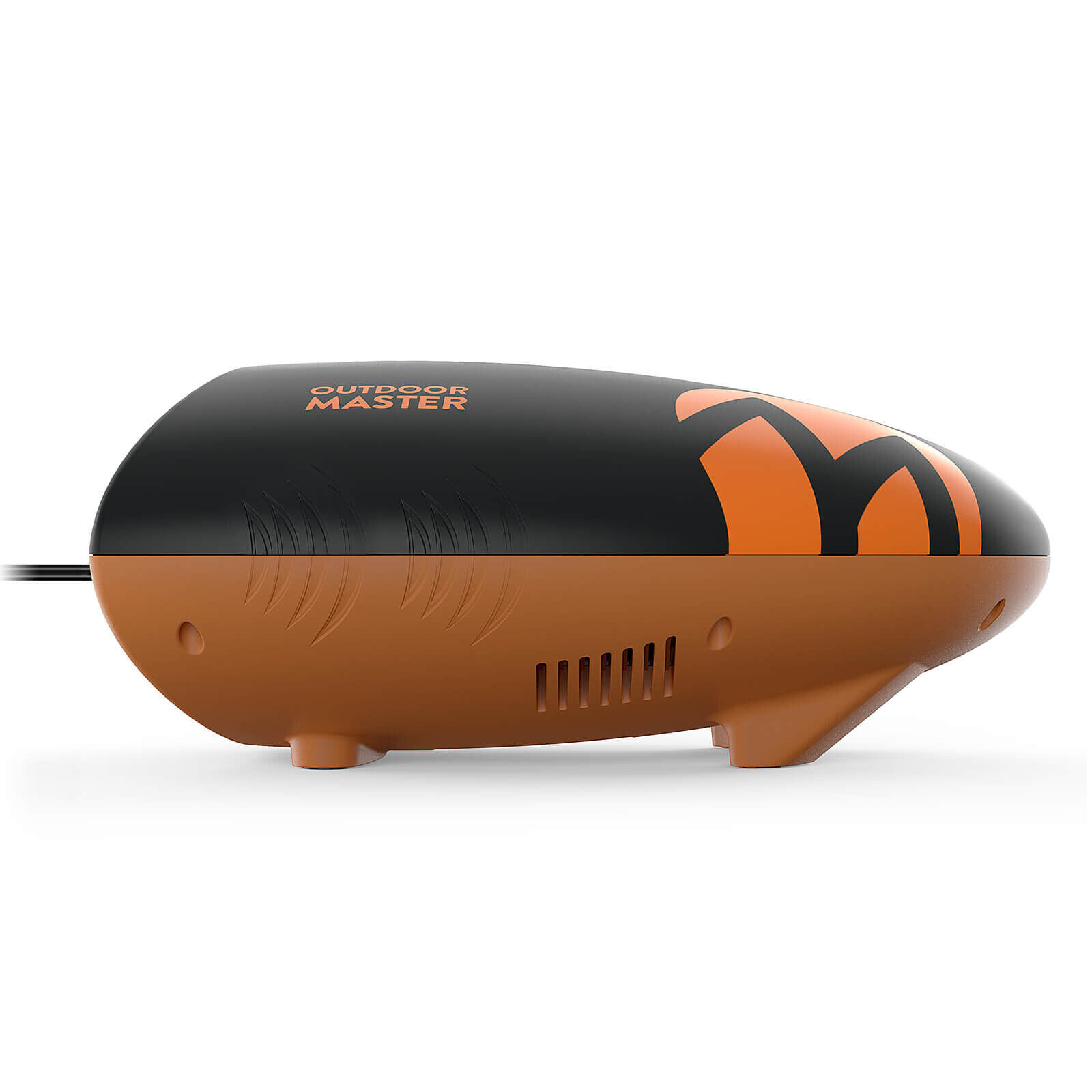 Eine schwarz-orange OutdoorMaster Elektropumpe steht auf weißem Hintergrund in Seitenansicht.