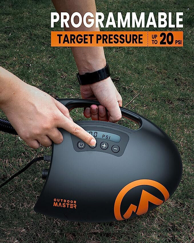 Eine Hand drückt Knöpfe auf einer schwarzen Outdoor Master Luftpumpe auf Gras.