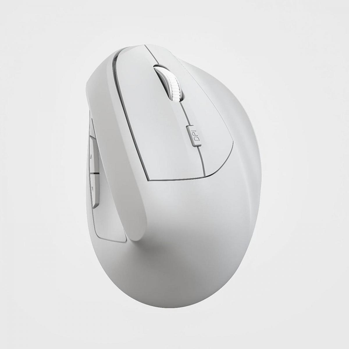 Eine ergonomische, weiße Computermaus mit Scrollrad und Seitentasten auf einem hellen Hintergrund.