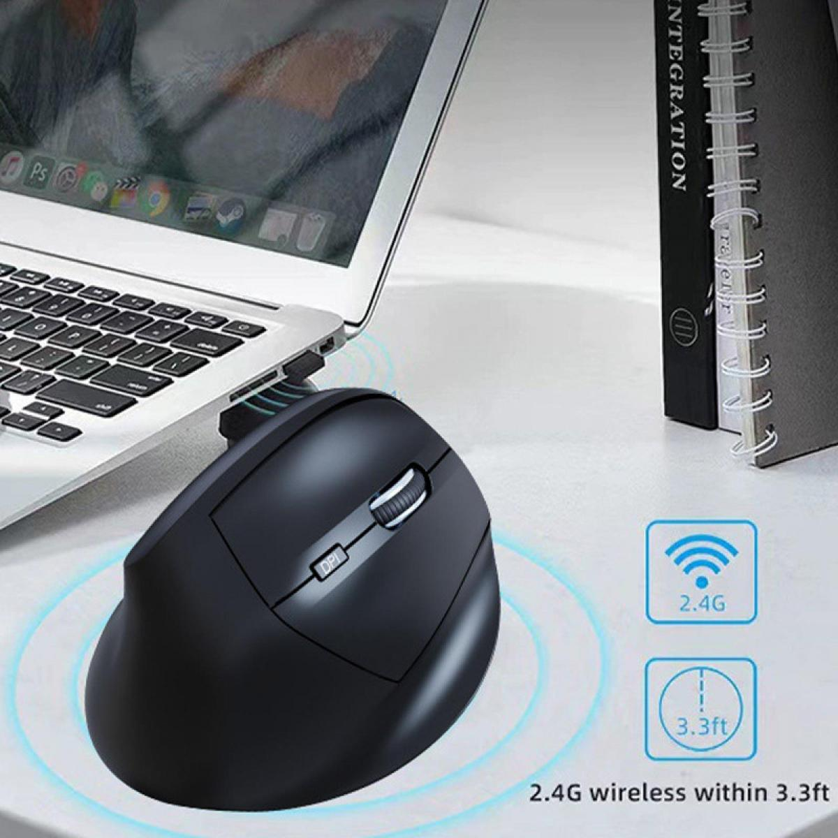 Eine schwarze ergonomische Maus auf dem Tisch neben einem Laptop und Notizbuch.