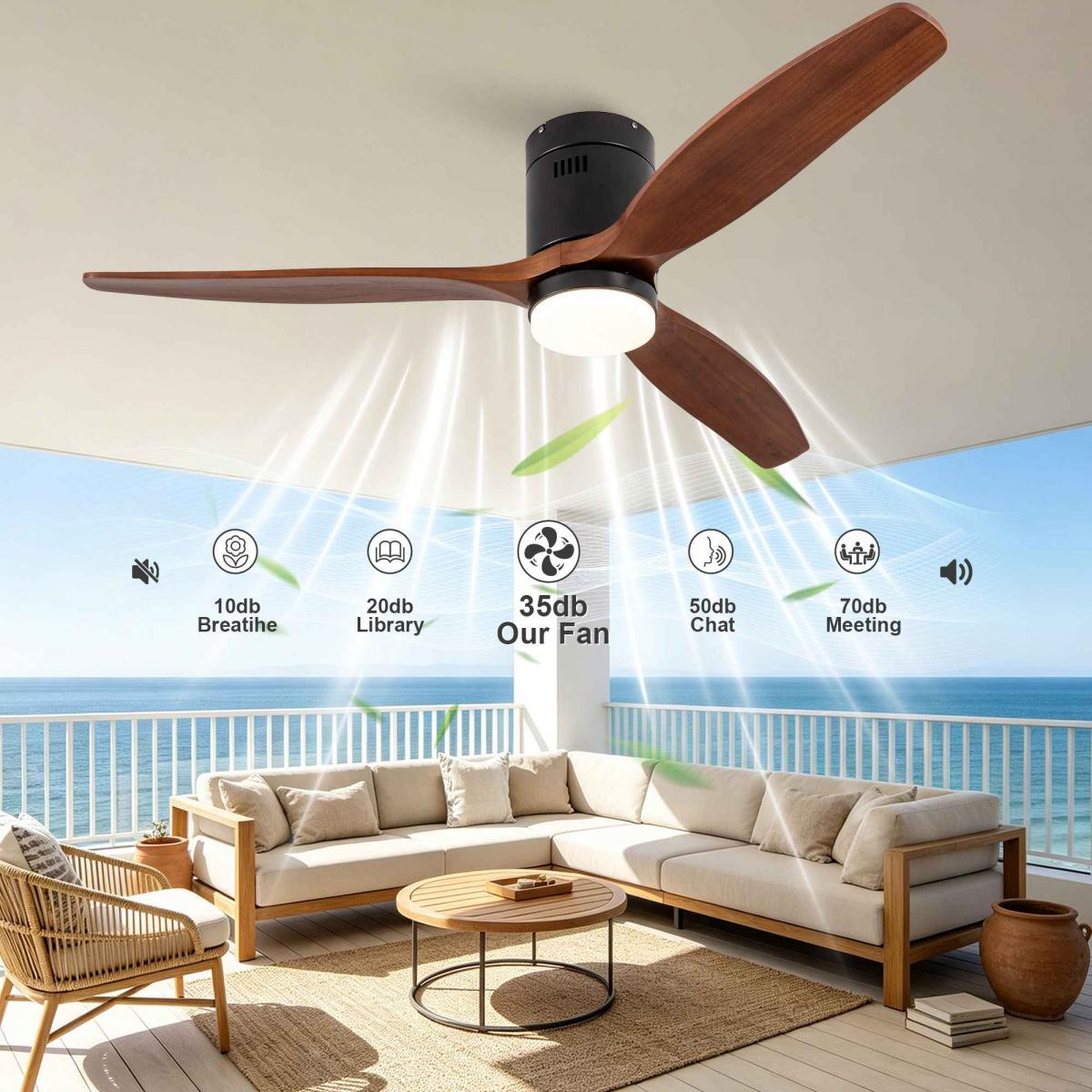 Moderne Deckenventilator mit Holzblättern über einer sonnigen Terrasse am Meer mit Loungemöbeln.