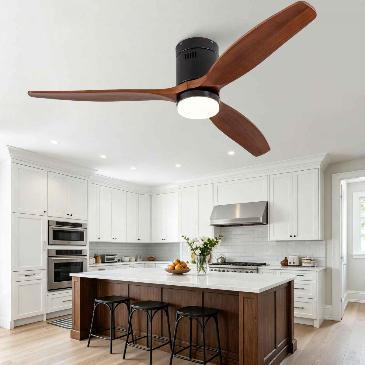 Moderne Deckenventilator mit Holzflügeln und Licht in einer hellen Küche mit weißen Schränken.