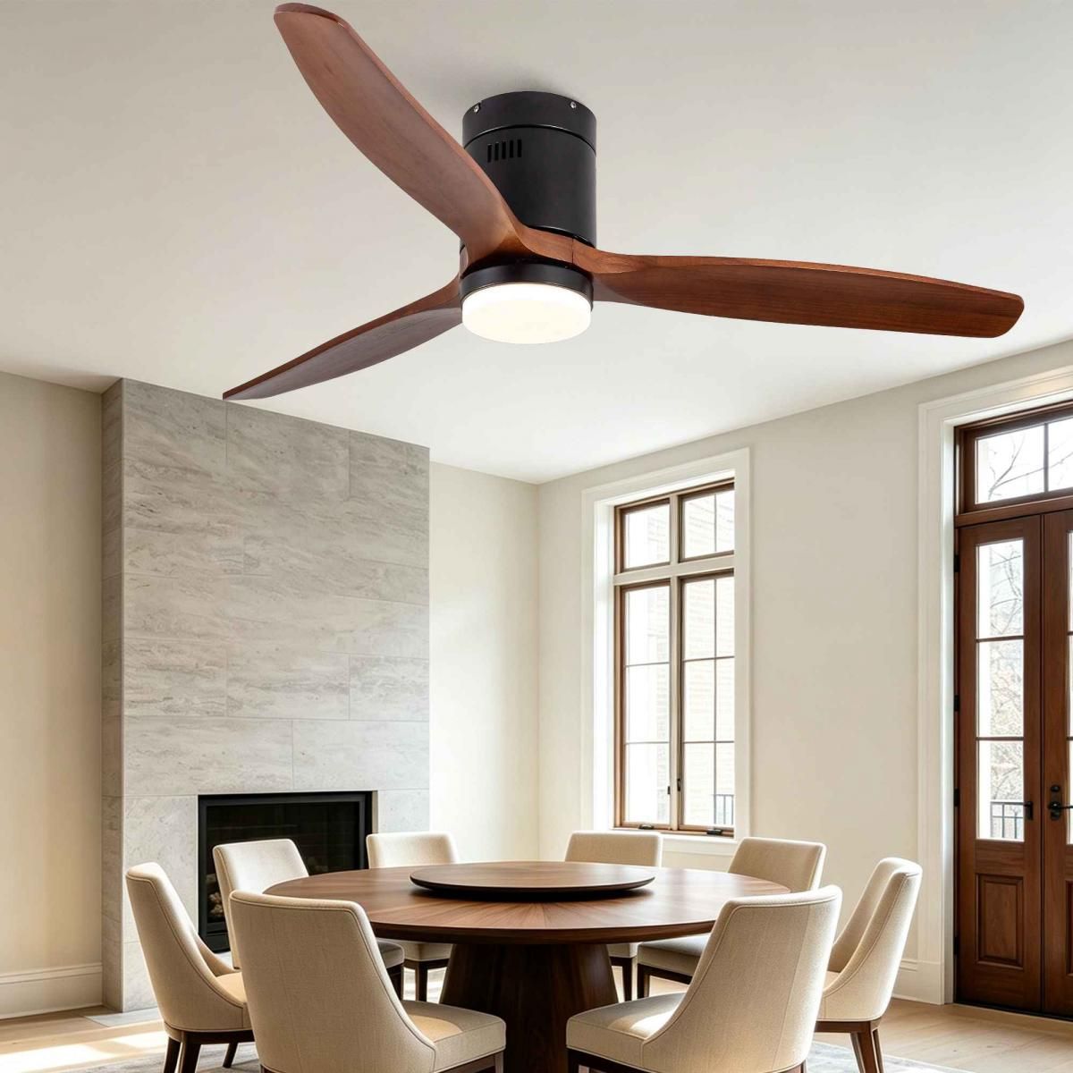 Moderne Deckenventilator mit Holzflügeln und integrierter Lampe in einem Esszimmer.