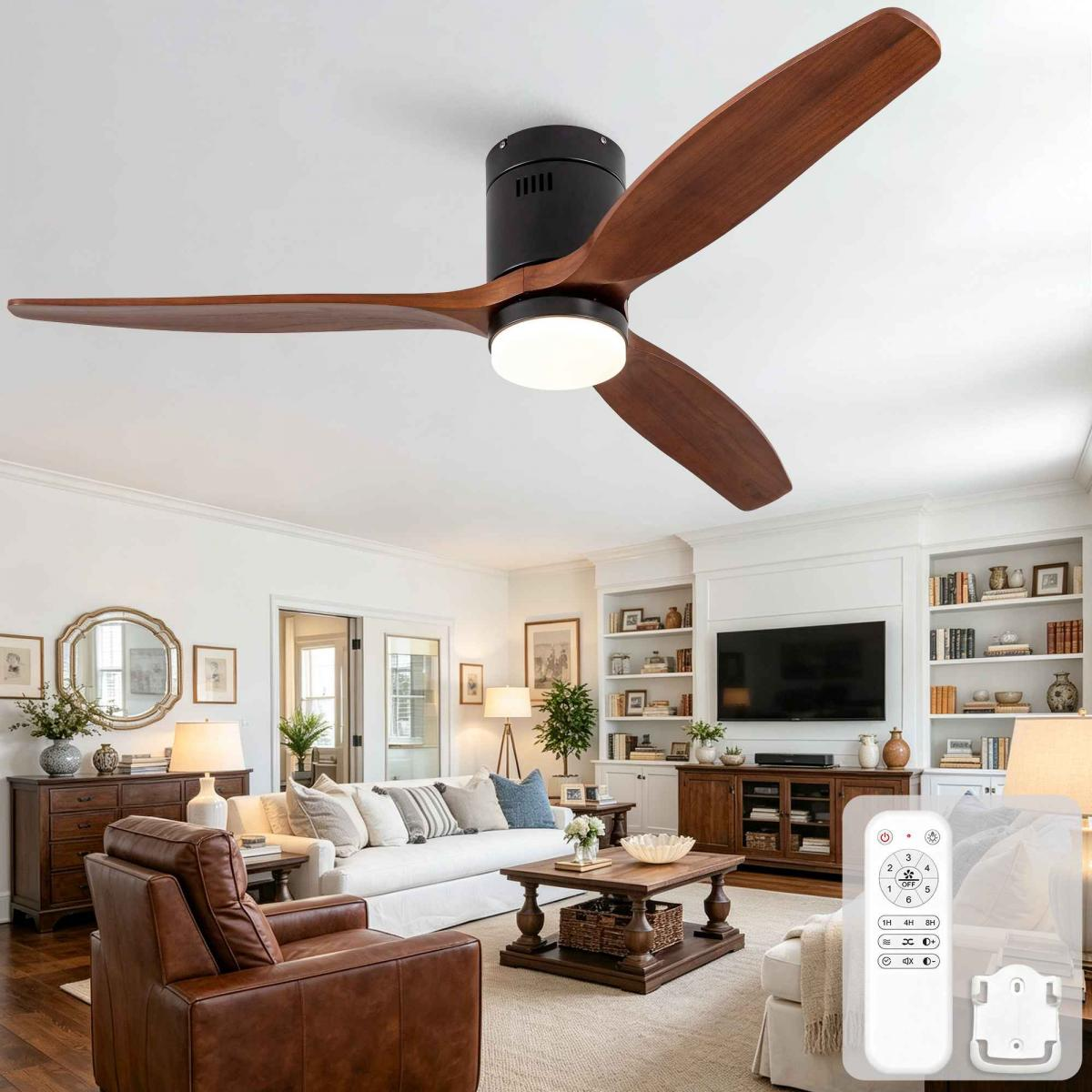 Moderne Deckenventilator mit Holzblättern in einem hellen Wohnzimmer mit Einrichtungsgegenständen und Fernbedienung.