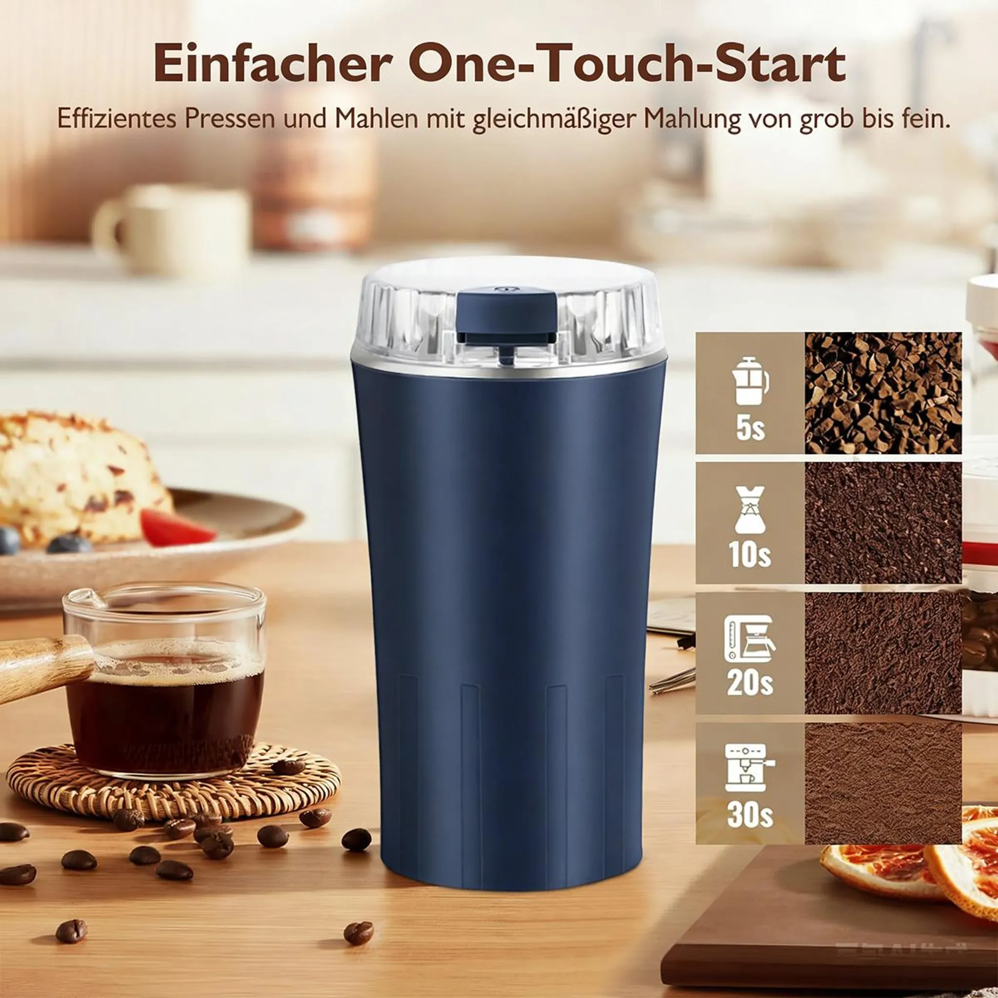 Eine blaue elektrische Kaffeemühle auf einem Holztisch mit Kaffeebohnen und einer Tasse Kaffee.