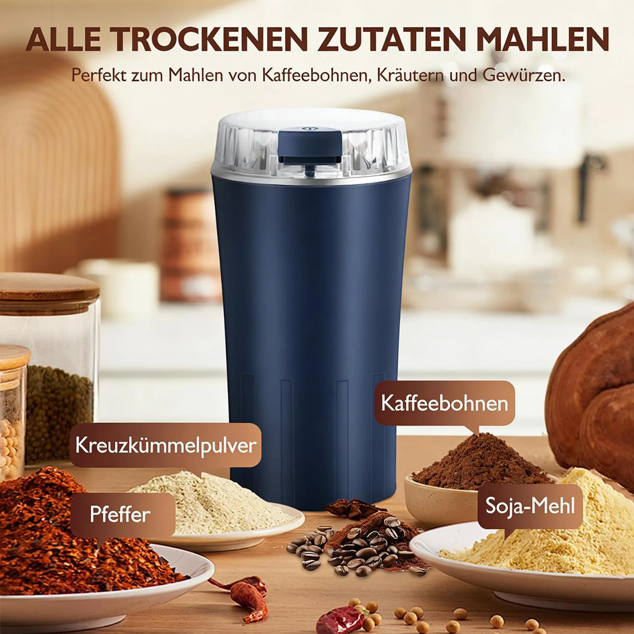 Blaue elektrische Mühle auf einem Holztisch mit verschiedenen Gewürzen und Kaffeebohnen.